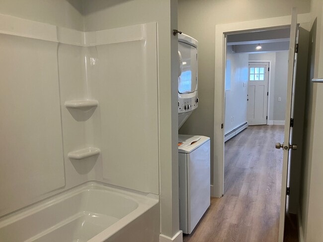 59 Center St, Unit 101 in Biddeford, ME - Foto de edificio - Building Photo