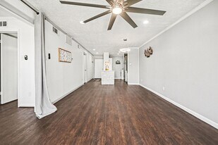 307 Yacht Club Ln in Seabrook, TX - Building Photo