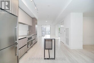 8 Beverley Glen Blvd in Vaughan, ON - Building Photo - Building Photo