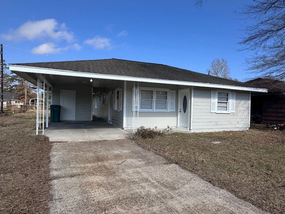 1942 W Robin Ave in Orange, TX - Building Photo