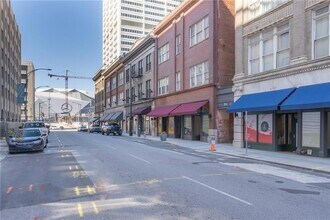 215 Mitchell St SW, Unit PH 1 Building 11-1106 in Atlanta, GA - Foto de edificio - Building Photo