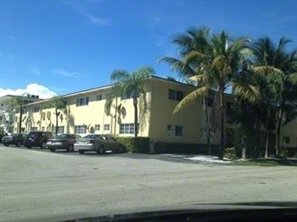 105 NE 12th Ave in Hallandale Beach, FL - Building Photo