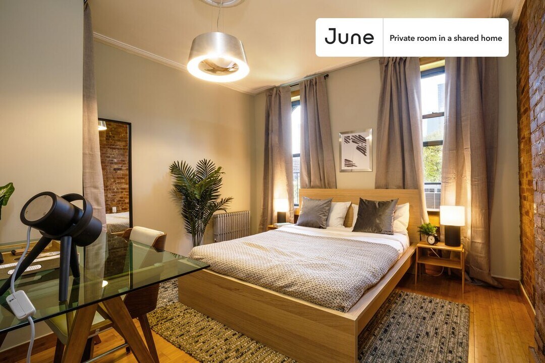 Private bedroom in 3 bed/1 bath Home in New York, NY - Building Photo