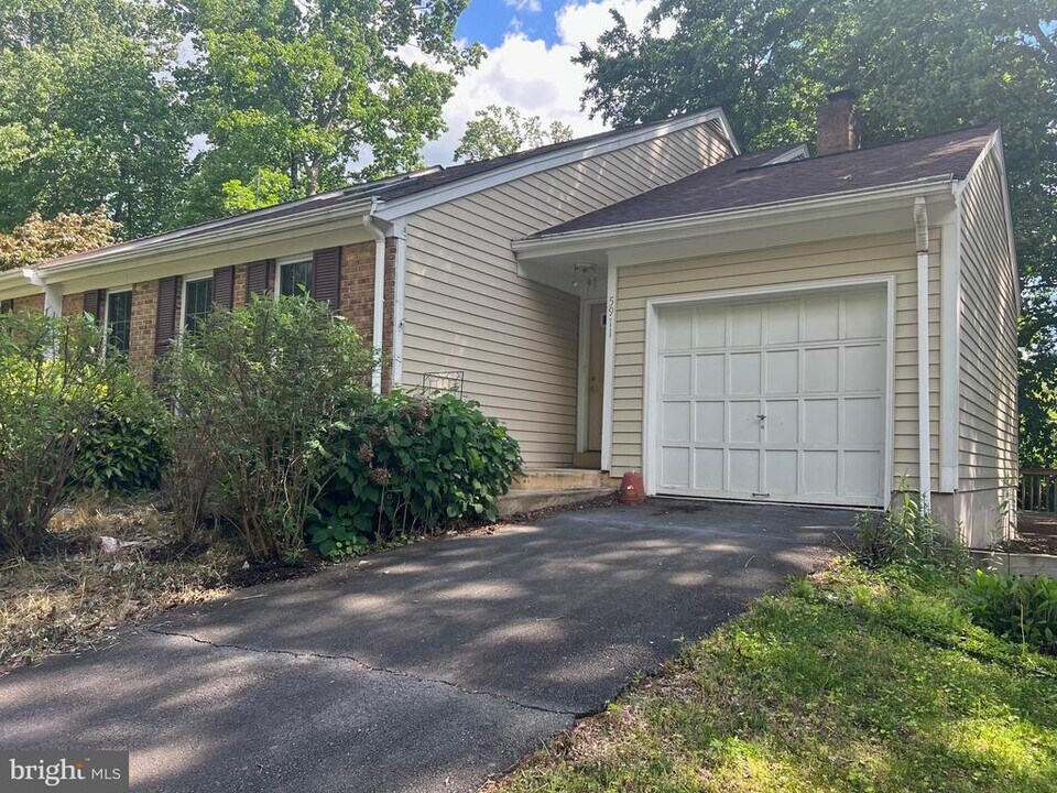 5911 Wood Sorrels Ct in Burke, VA - Building Photo