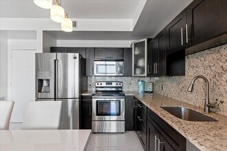 90 SW 3rd St, Unit 1607 in Miami, FL - Building Photo - Building Photo