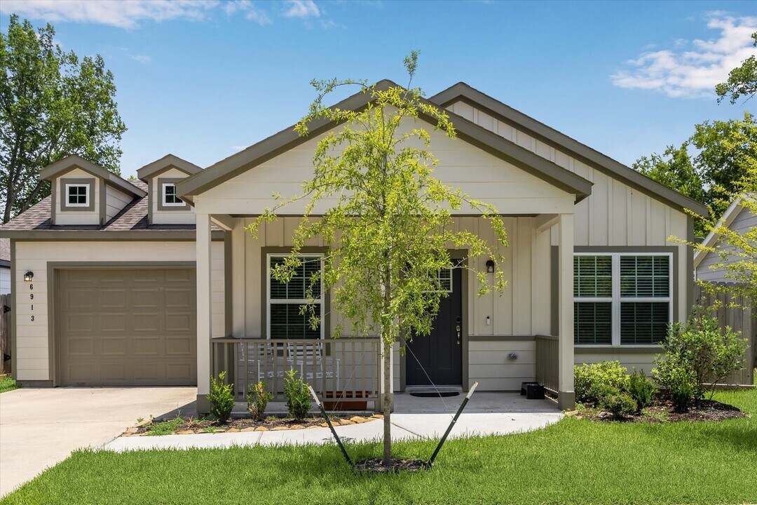 6913 New York St in Houston, TX - Building Photo