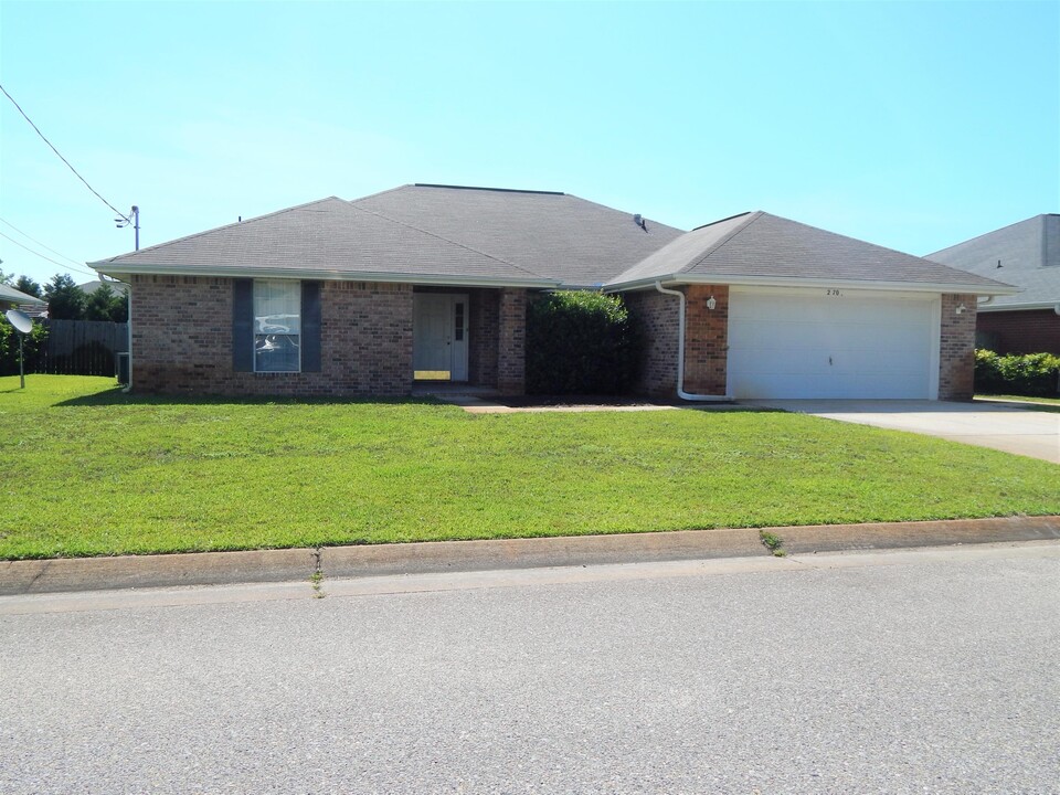 2170 Bromly Dr in Navarre, FL - Building Photo