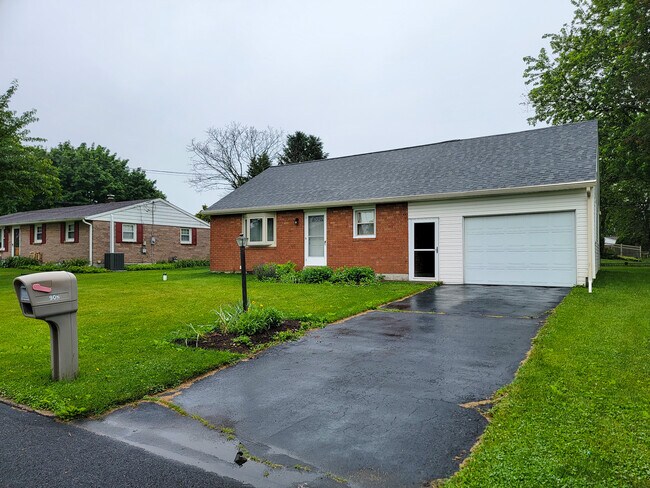 902 Maple Ln in Lebanon, PA - Building Photo - Building Photo