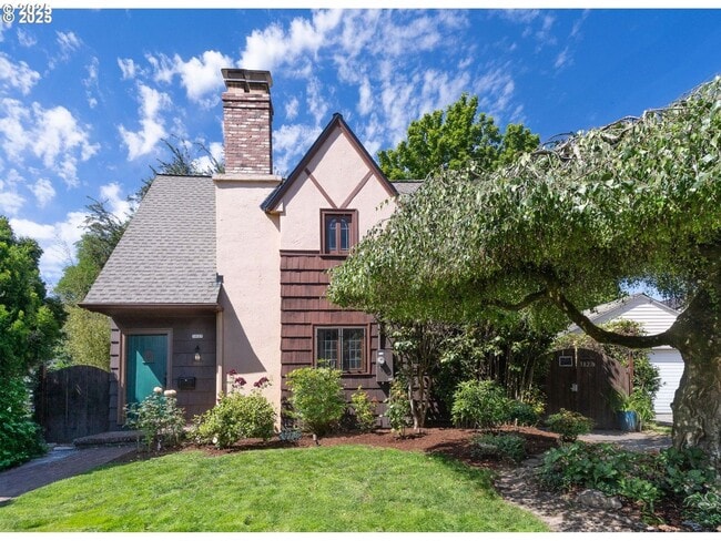 3827 SE Kelly St in Portland, OR - Building Photo - Building Photo