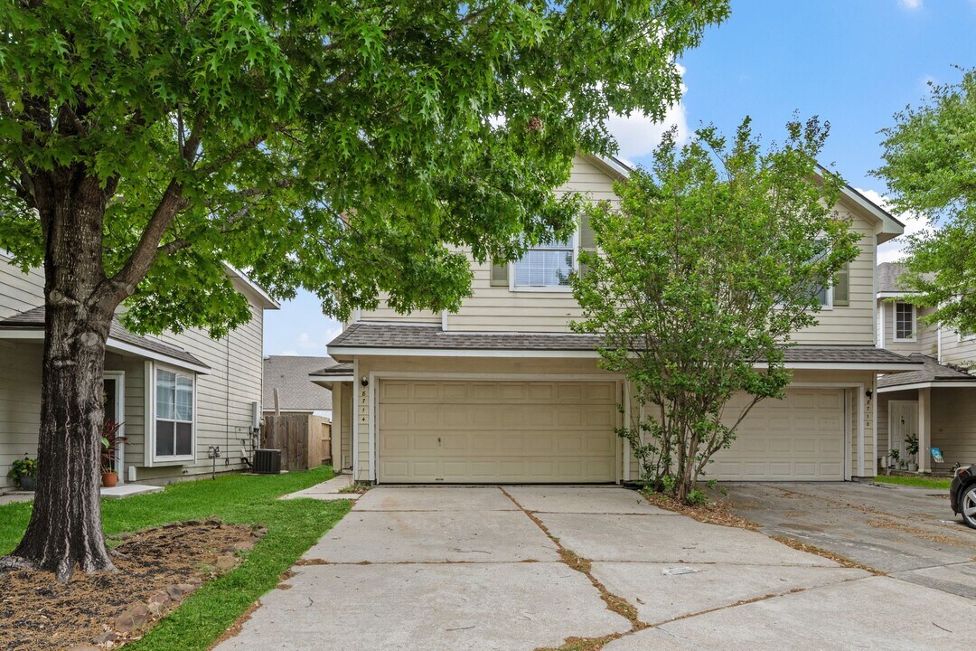 8714 Thistlemoor Ln in Houston, TX - Building Photo