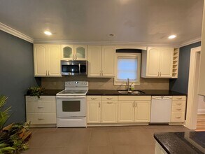 1821 Wallace Ave in Duluth, MN - Building Photo - Building Photo