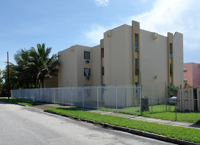 690 NW 3rd St in Miami, FL - Building Photo - Building Photo