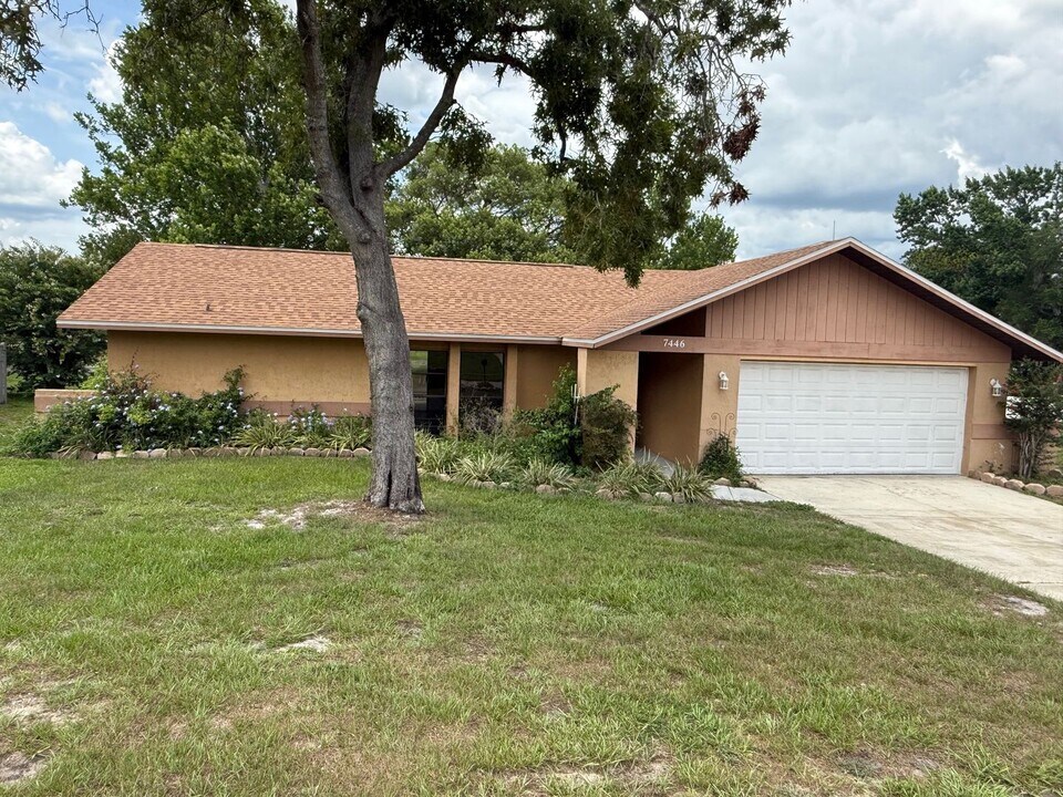 7446 Glasgow Rd in Weeki Wachee, FL - Building Photo