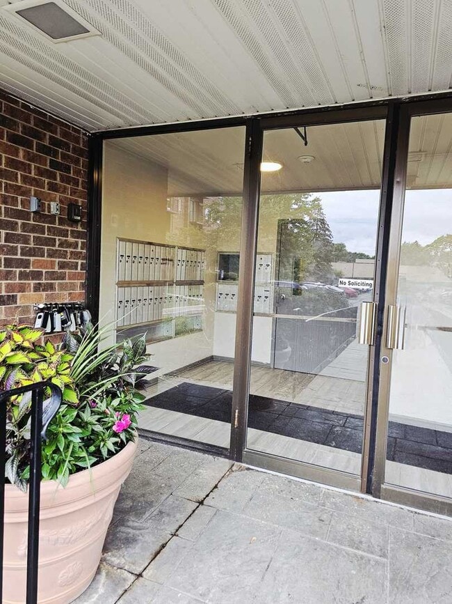 4721 St Joseph Creek Rd in Lisle, IL - Building Photo - Building Photo