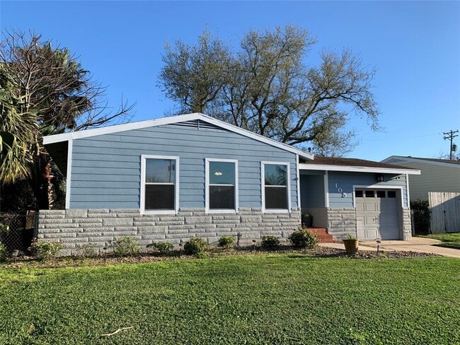 105 Trout Ave in Galveston, TX - Building Photo - Building Photo