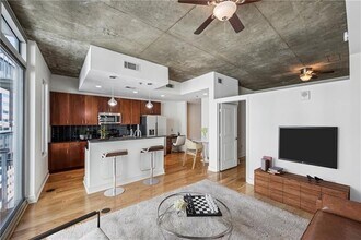 44 Peachtree Pl NW in Atlanta, GA - Foto de edificio - Building Photo