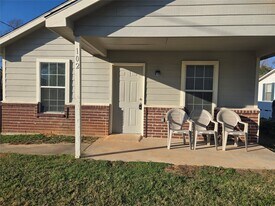 102 Wilson St in Sealy, TX - Building Photo
