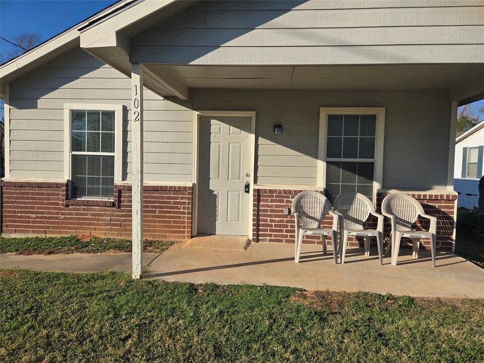 102 Wilson St in Sealy, TX - Building Photo