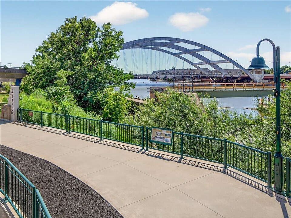 102 Court St in Rochester, NY - Building Photo