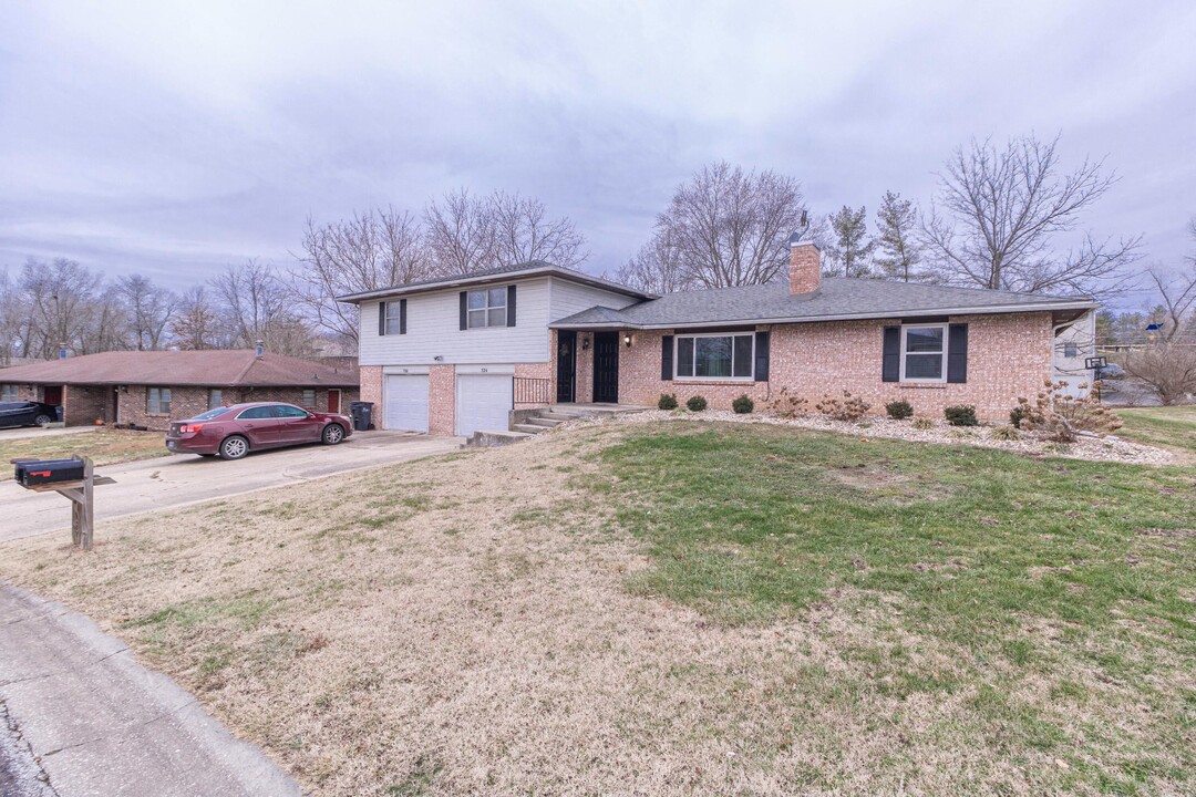 724 Pear Tree Cir in Columbia, MO - Building Photo