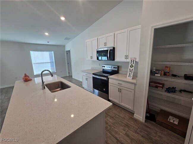 1138 SW 14th Terrace in Cape Coral, FL - Building Photo - Building Photo