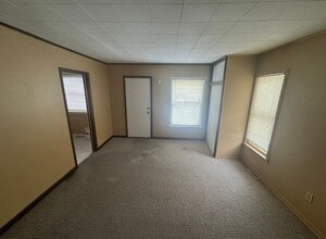 2401 Lowell Ave in Saginaw, MI - Foto de edificio - Building Photo