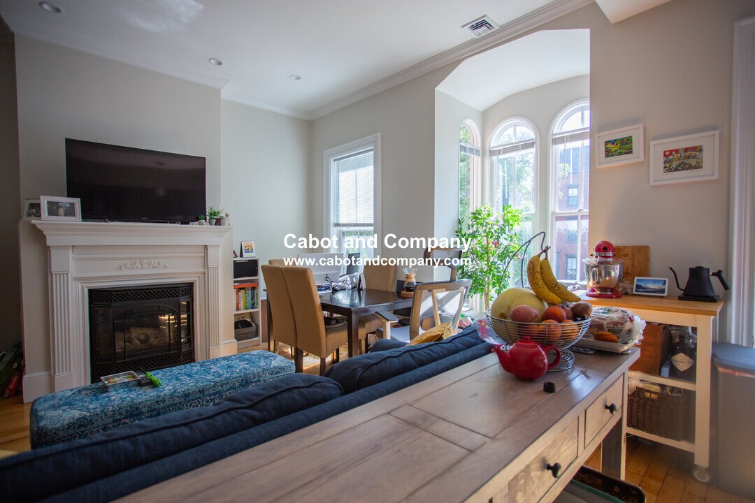637 Tremont St, Unit 1 in Boston, MA - Building Photo