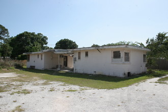 504 Collins Rd in Nokomis, FL - Foto de edificio - Building Photo