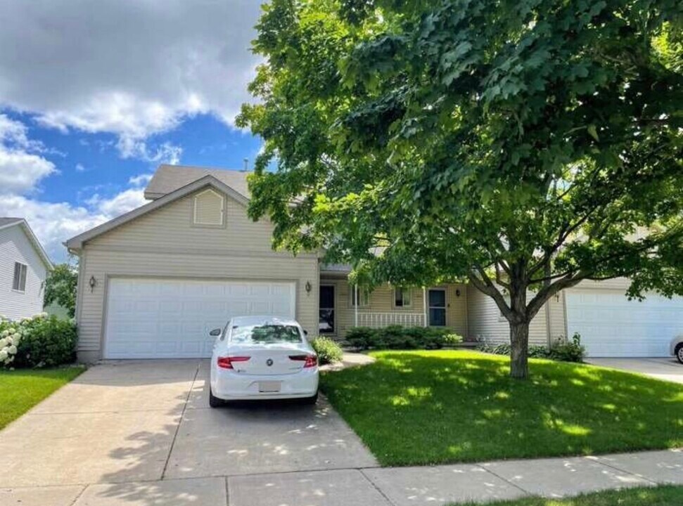 1507 Glacier Hill Dr in Madison, WI - Building Photo