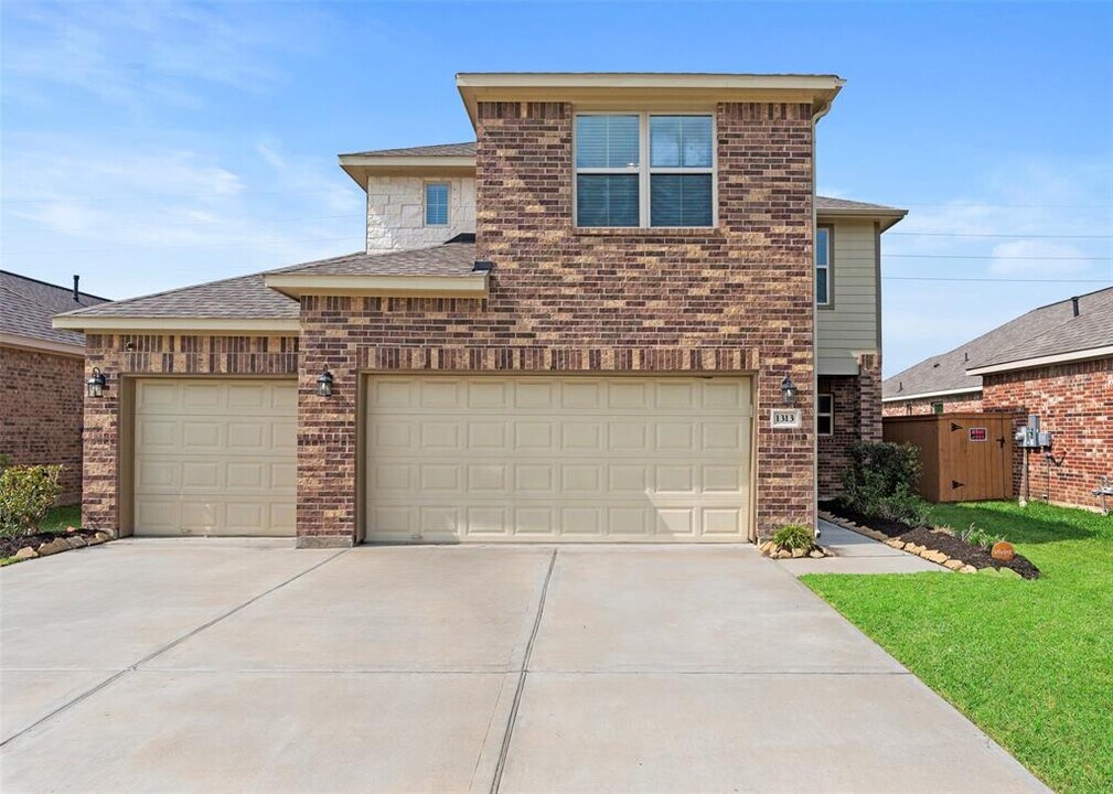 1313 Scarlet Mountain Dr in Iowa Colony, TX - Building Photo