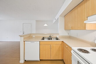 Treasure Cay Apartments in Fort Pierce, FL - Foto de edificio - Building Photo