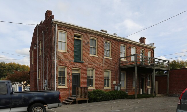 2707-2709 W Cary St in Richmond, VA - Foto de edificio - Building Photo