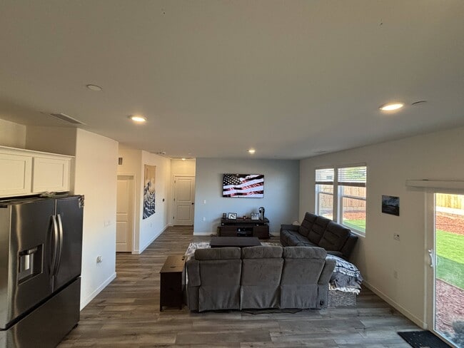 1872 W Graham St in Hanford, CA - Building Photo - Building Photo