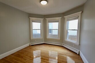 55 Estes St, Unit 1 in Lynn, MA - Foto de edificio - Building Photo
