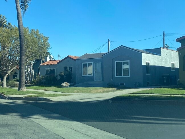 property at 2820 Vineyard Ave