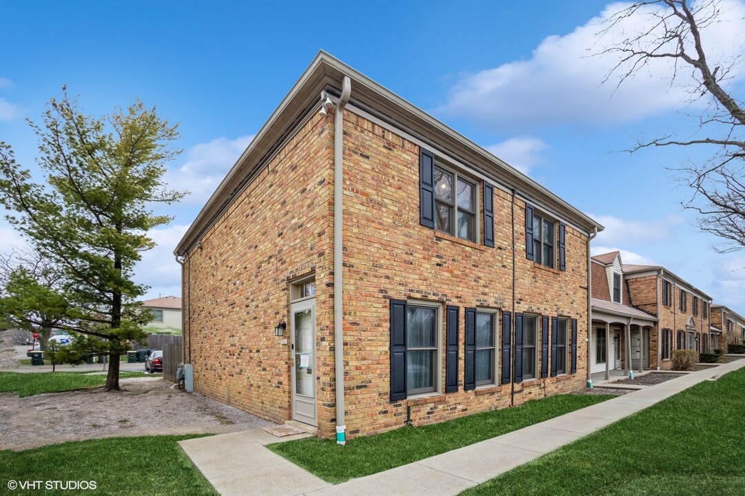 1820 Sussex Walk in Hoffman Estates, IL - Building Photo