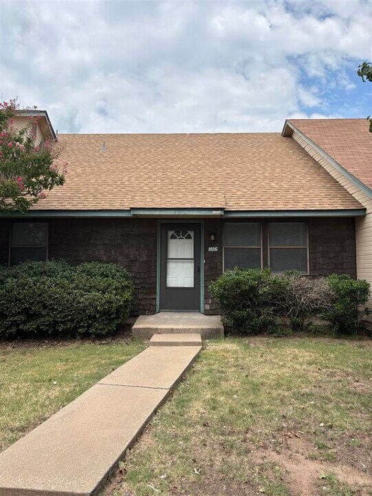 1105 NW 52nd Cir in Lawton, OK - Building Photo