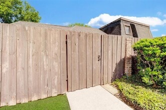 12028 Mighty Oak Dr in Houston, TX - Foto de edificio - Building Photo