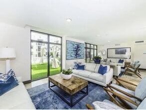 2001 Ludlam Rd, Unit solano in Miami, FL - Foto de edificio - Building Photo