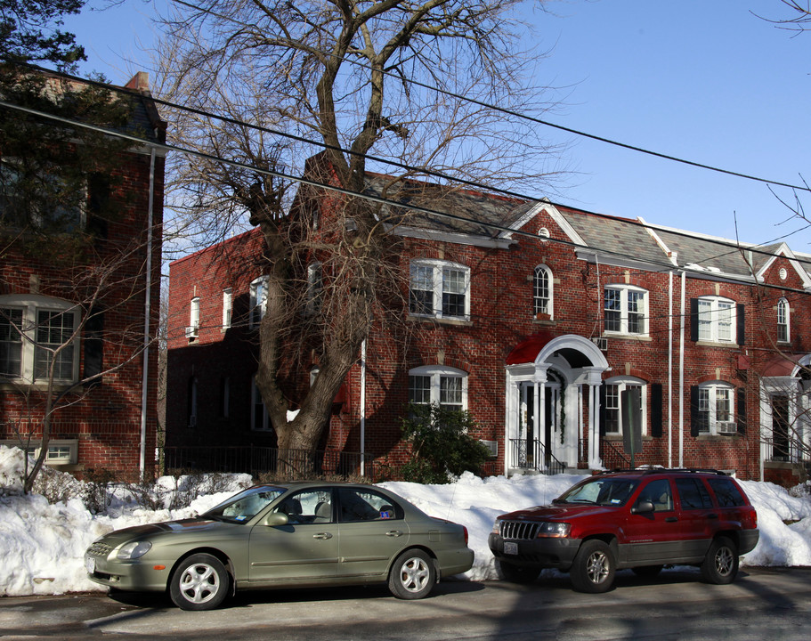 2520 41st St NW in Washington, DC - Building Photo