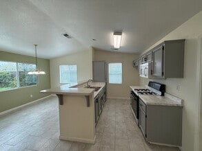 501 Lake Valley Dr in Bakersfield, CA - Building Photo - Building Photo