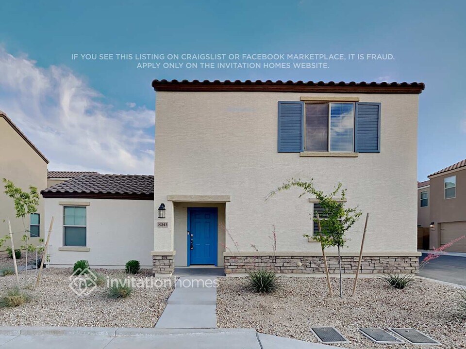 8043 W Agora Ln in Phoenix, AZ - Building Photo