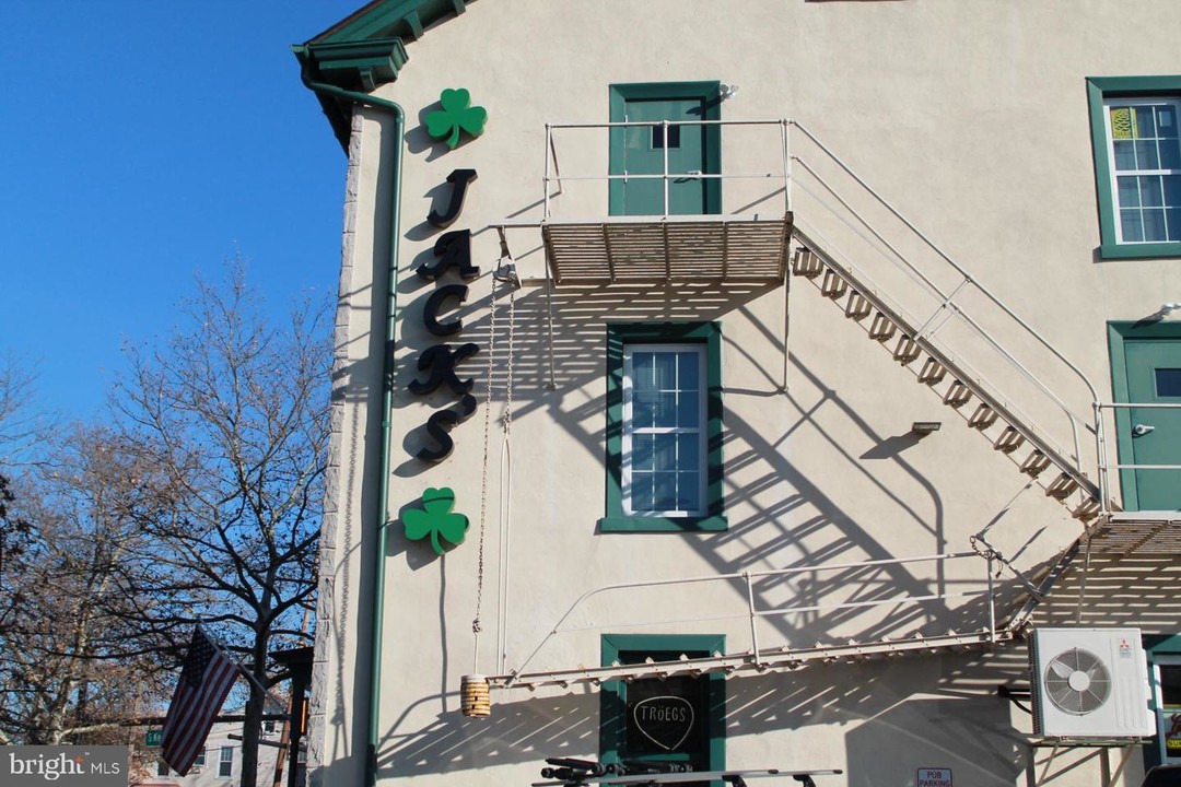 990 E High St in Pottstown, PA - Building Photo