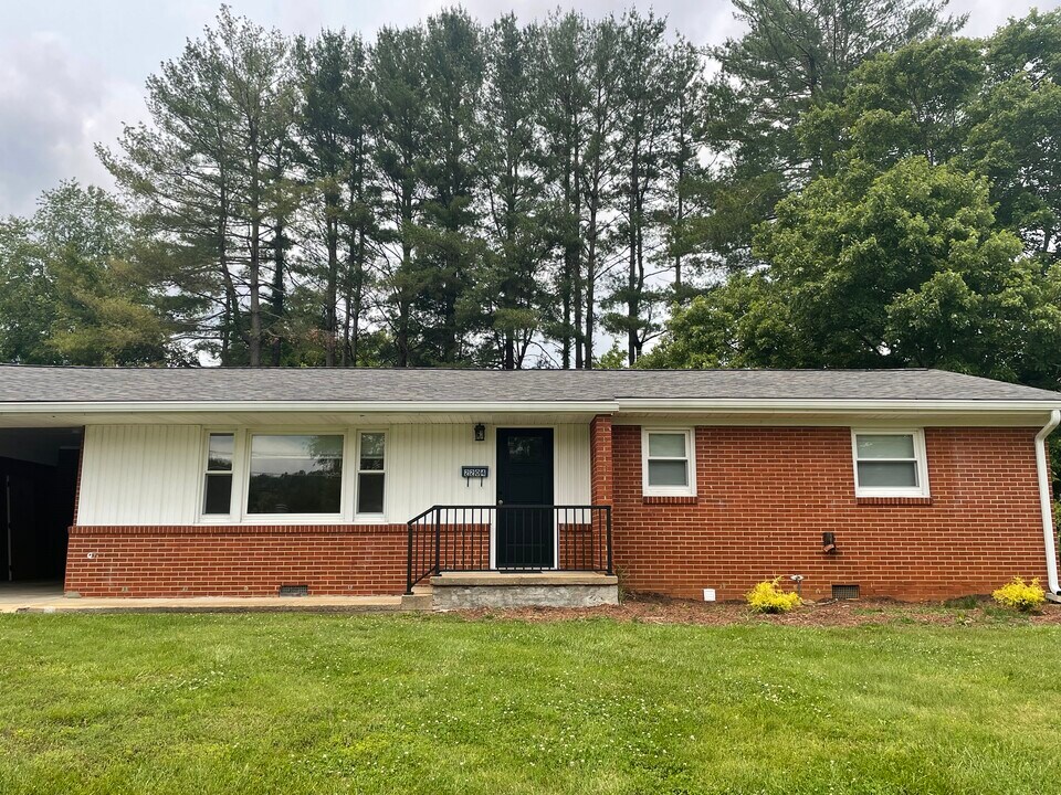 2204 Wyndale Rd in Johnson City, TN - Building Photo