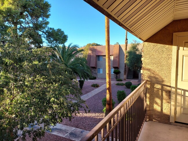 4918 River Glen Dr, Unit 110 in Las Vegas, NV - Building Photo - Building Photo