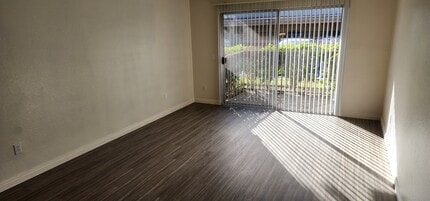 Hillcrest Village Senior Living in Anaheim, CA - Foto de edificio - Building Photo