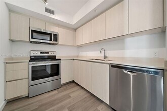 1500 Bay Rd in Miami Beach, FL - Building Photo - Building Photo