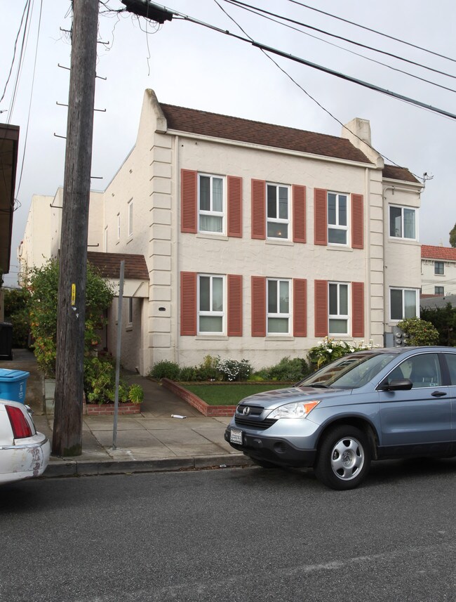 1217 Capuchino Ave in Burlingame, CA - Foto de edificio - Building Photo