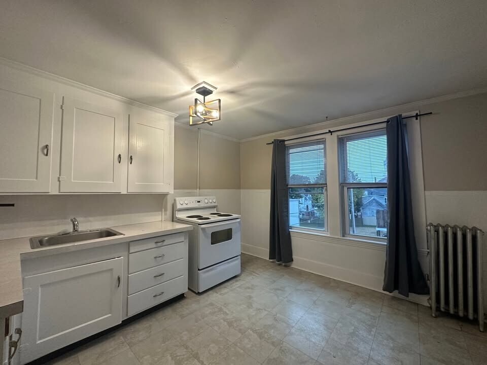 61 Hanson St in Rochester, NH - Building Photo