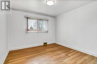 115 Harris Ct in Oshawa, ON - Building Photo - Building Photo